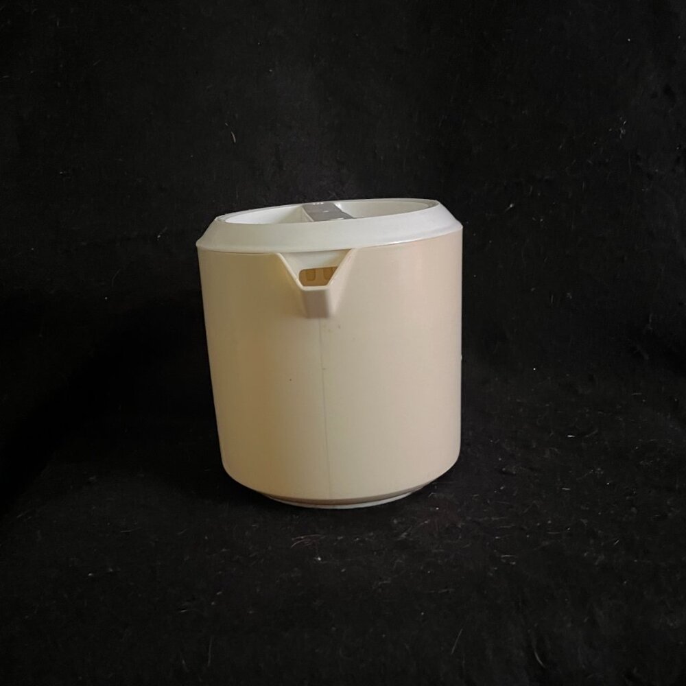Vintage Rubbermaid Pitcher w/Lid - Picture 4 of 8